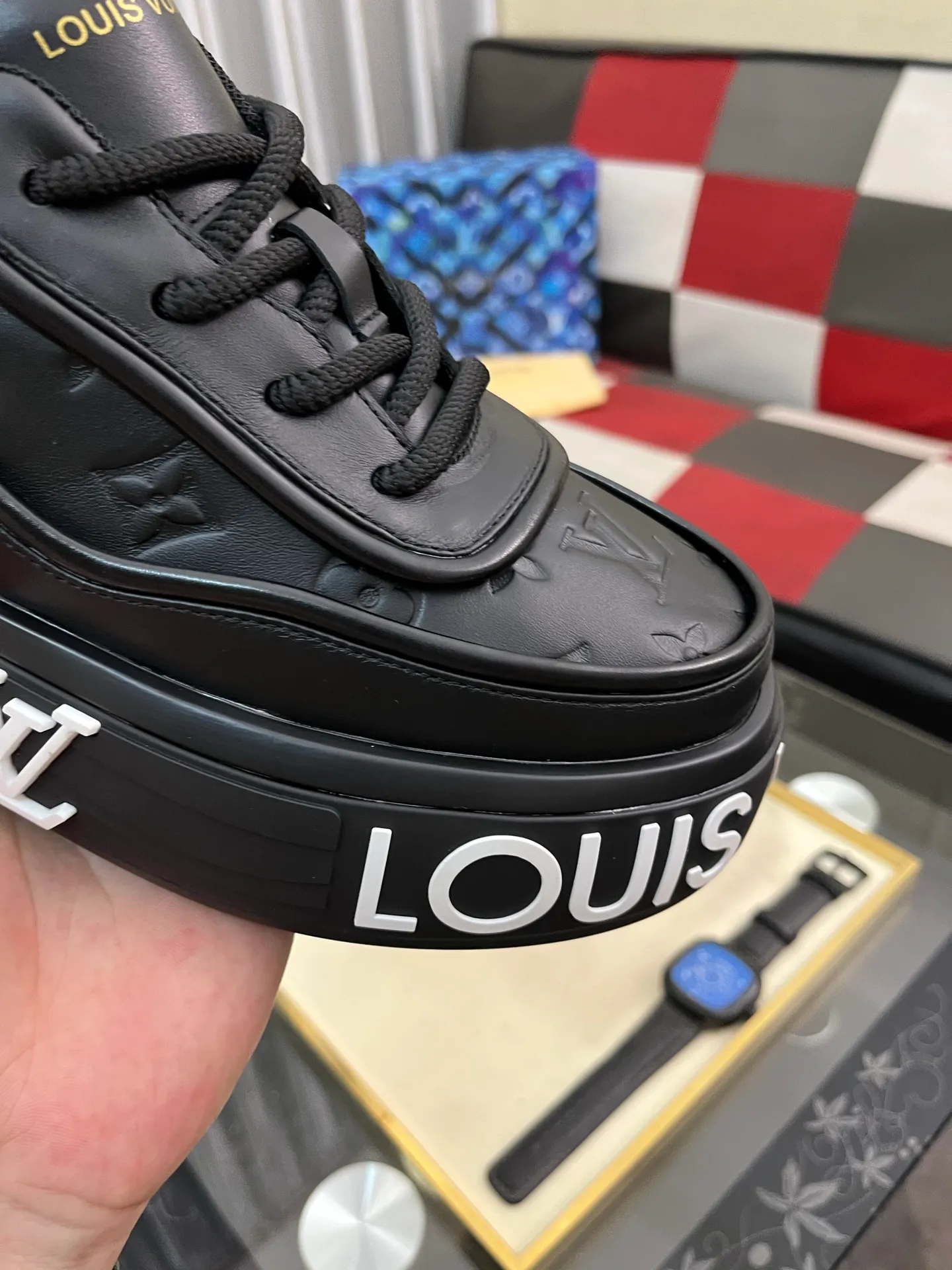 Men's shoes 💰560⌚️⌚️【LOUlS VUlTTON】Louis Vuitton ~ unique and casual style. LV counter purchasing 🏃casual shoes😍😍 Men's 2025 counters are on sale simultaneously, Italian imported brands select first-layer Italian cowhide. Cowhide leather lining (refuses to discolor and grind feet) Code number: 38-44 4⃣️colors available